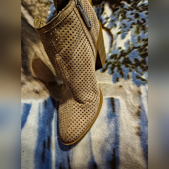 DOLCE VITA Chunky Heel Laser Cut Wedge Ankle Boots Size 7 - Picture 11 of 11